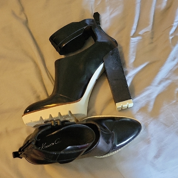 You Are Hip!Kenneth Cole New York Black and White Heeled Boots with Sleek Design - Picture 6 of 6